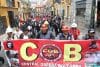 Integrantes de la Central Obrera Boliviana (COB) participan en una marcha en su tercera jornada de movilización este miércoles, exigiendo la abrogación del decreto que quita la subvención de combustible en La Paz (Bolivia). EFE/Luis Gandarillas
