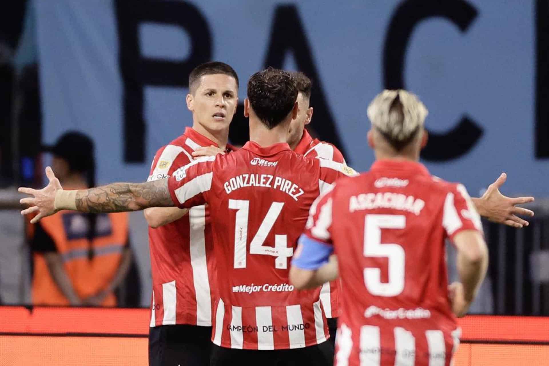 Jugadores de Estudiantes celebran un gol en la final de la Primera División de Argentina. EFE/ Juan Ignacio Roncoroni