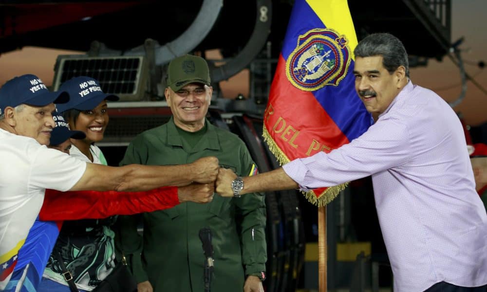 Fotografía cedida por el Palacio de Miraflores del presidente de Venezuela, Nicolás Maduro (d), saludando a simpatizantes en un acto de gobierno este jueves, en Caracas (Venezuela). EFE/ Palacio de Miraflores