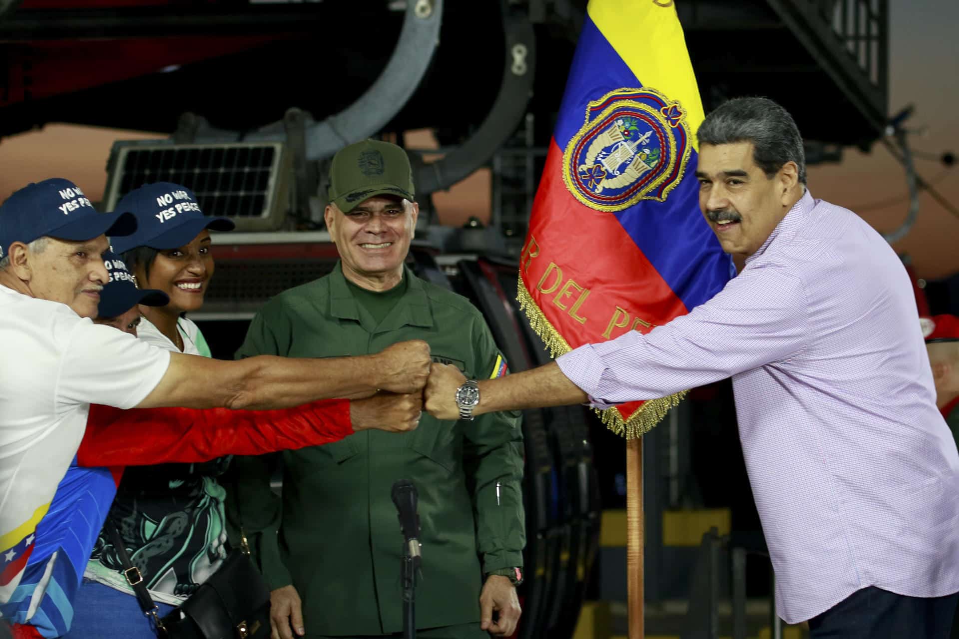 Fotografía cedida por el Palacio de Miraflores del presidente de Venezuela, Nicolás Maduro (d), saludando a simpatizantes en un acto de gobierno este jueves, en Caracas (Venezuela). EFE/ Palacio de Miraflores