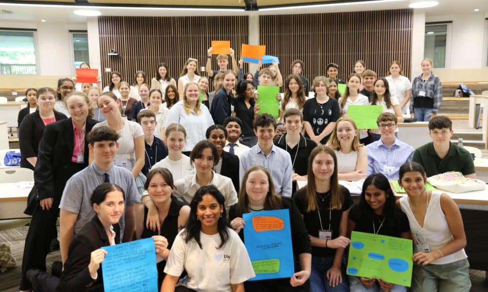 La representante de la juventud australiana ante la ONU para 2025, Satara Uthayakumaran (C), junto a estudiantes durante consulta con 5.000 jóvenes de todo el país sobre el veto a las redes sociales a menores de 16 años. EFE/ Un Youth Australia SOLO USO EDITORIAL/SOLO DISPONIBLE PARA ILUSTRAR LA NOTICIA QUE ACOMPAÑA (CRÉDITO OBLIGATORIO)