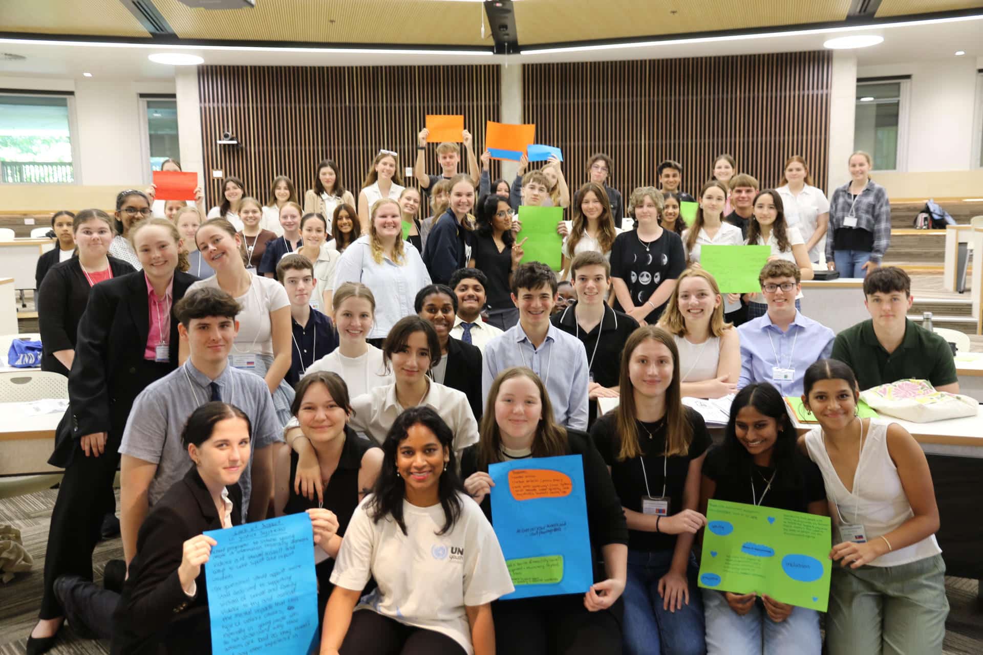La representante de la juventud australiana ante la ONU para 2025, Satara Uthayakumaran (C), junto a estudiantes durante consulta con 5.000 jóvenes de todo el país sobre el veto a las redes sociales a menores de 16 años. EFE/ Un Youth Australia SOLO USO EDITORIAL/SOLO DISPONIBLE PARA ILUSTRAR LA NOTICIA QUE ACOMPAÑA (CRÉDITO OBLIGATORIO)