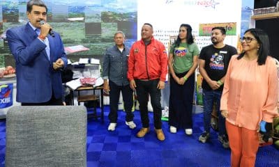 Fotografía provista por el Palacio de Miraflores del presidente de Venezuela, Nicolás Maduro (i), hablando este lunes, durante una feria con productores en Caracas (Venezuela). EFE/ Palacio de Miraflores