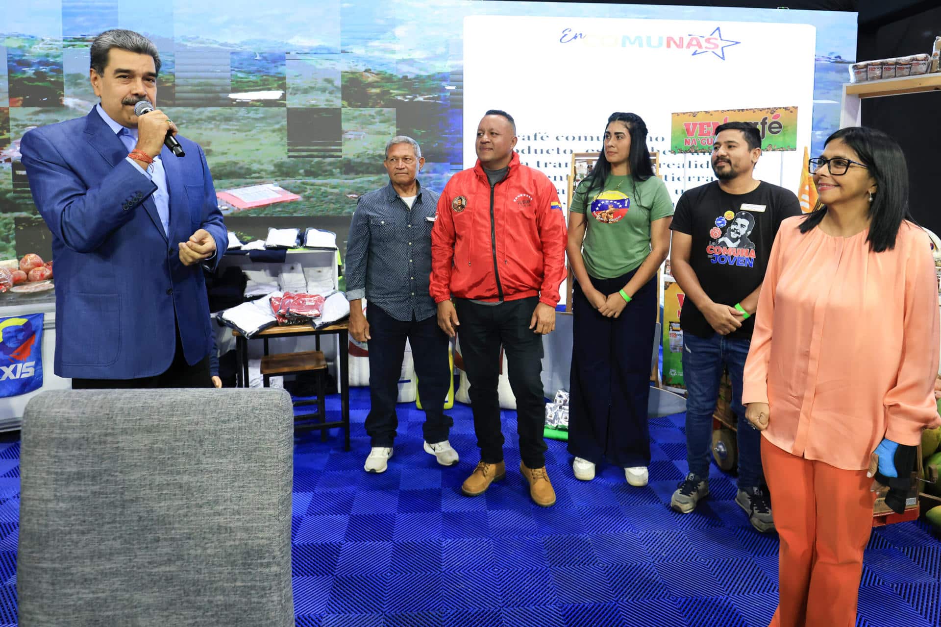 Fotografía provista por el Palacio de Miraflores del presidente de Venezuela, Nicolás Maduro (i), hablando este lunes, durante una feria con productores en Caracas (Venezuela). EFE/ Palacio de Miraflores