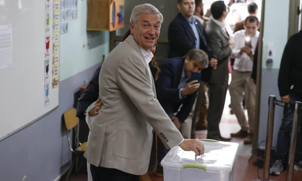 El candidato a la Presidencia de Chile por el Partido Republicano y Social Cristiano, José Antonio Kast, deposita su voto este domingo, durante la segunda vuelta presidencial en Chile en Paine (Chile). EFE/ Elvis González