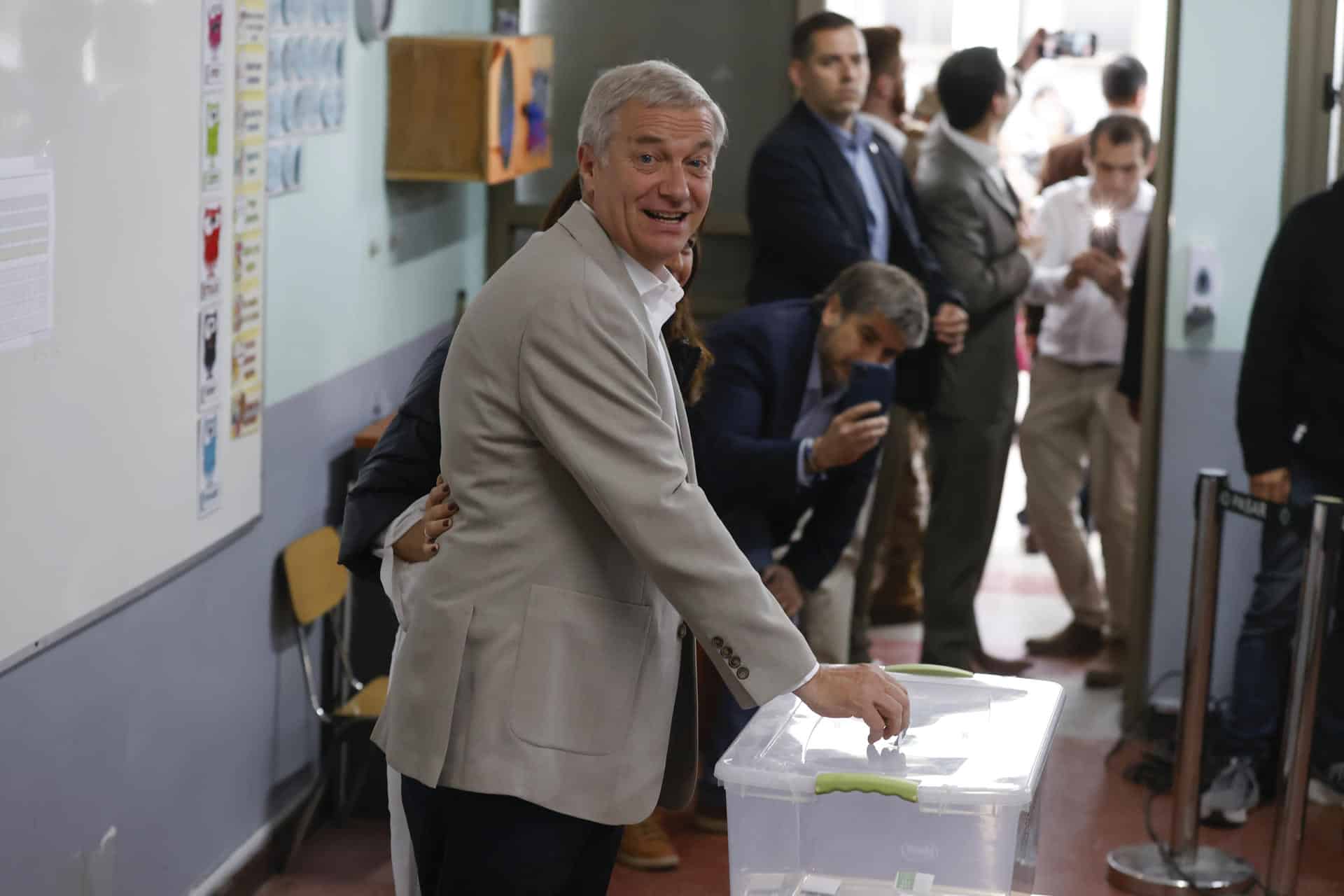 El candidato a la Presidencia de Chile por el Partido Republicano y Social Cristiano, José Antonio Kast, deposita su voto este domingo, durante la segunda vuelta presidencial en Chile en Paine (Chile). EFE/ Elvis González