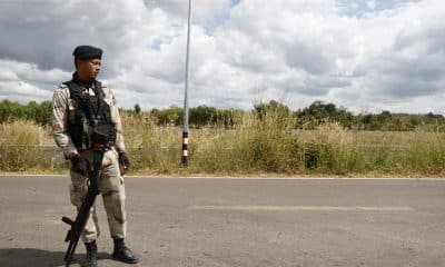 Fotografía de archivo de un militar tailandés armado cerca de la frontera con Camboya. 
EFE/EPA/RUNGROJ YONGRIT