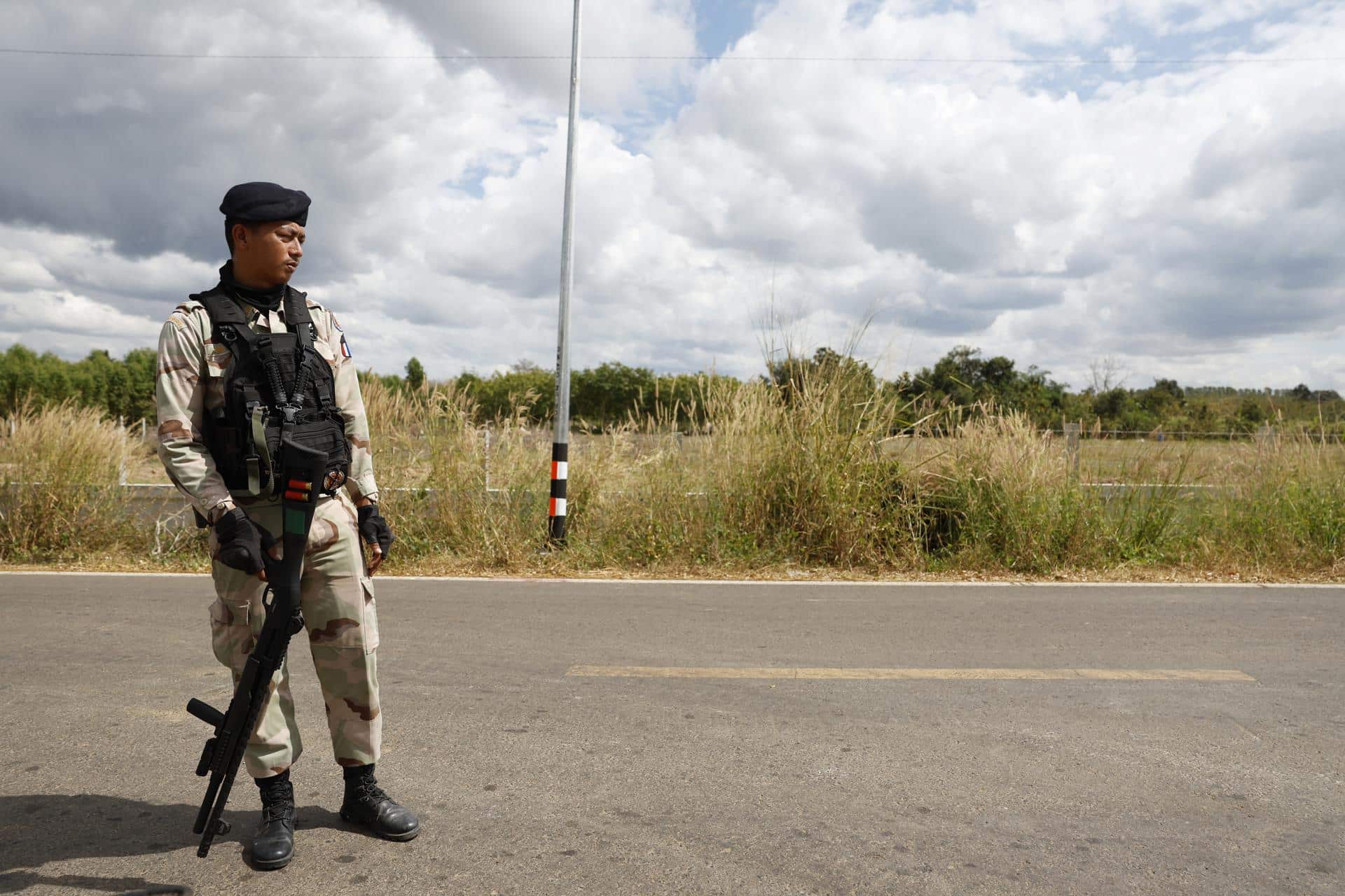 Fotografía de archivo de un militar tailandés armado cerca de la frontera con Camboya. 
EFE/EPA/RUNGROJ YONGRIT