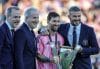 Los dueños y directivos del Inter Miami, Jose Mas (i), Jorge Mas (2-i), y David Beckham (d), posan con Lionel Messi y el trofeo de campeones de la MLS. EFE/EPA/CRISTOBAL HERRERA-ULASHKEVICH