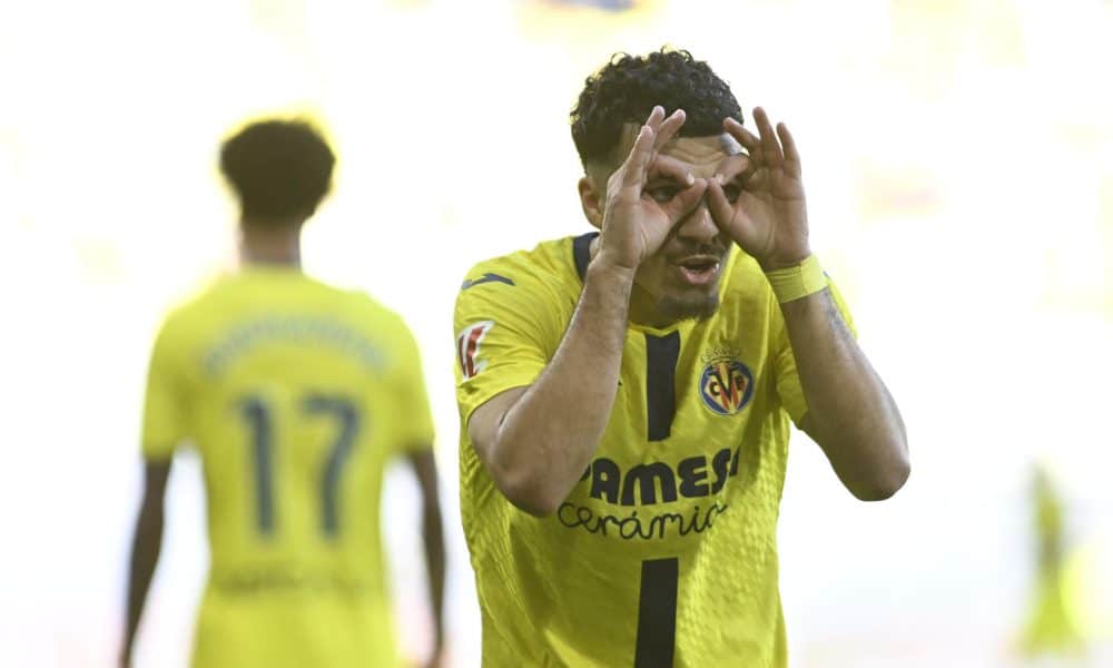 El delantero del Villarreal Georges Mikautadze, celebra su gol contra el Getafe, durante el partido de la jornada 13 de LaLiga EA Sports entre el Villarreal y el Getafe, disputado en el Estadio de la Cerámica de Vila-Real (Castellón). EFE/ Andreu Esteban