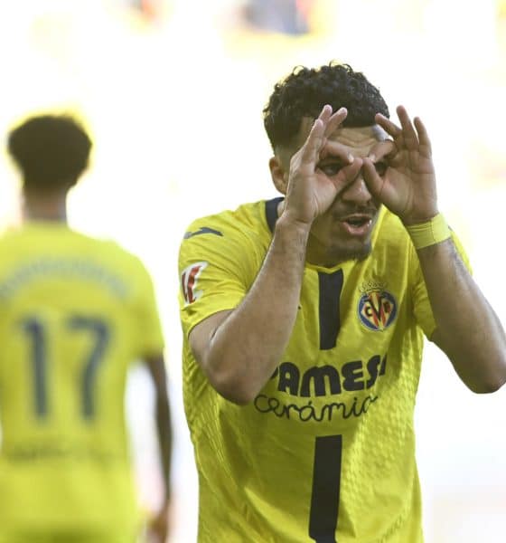 El delantero del Villarreal Georges Mikautadze, celebra su gol contra el Getafe, durante el partido de la jornada 13 de LaLiga EA Sports entre el Villarreal y el Getafe, disputado en el Estadio de la Cerámica de Vila-Real (Castellón). EFE/ Andreu Esteban