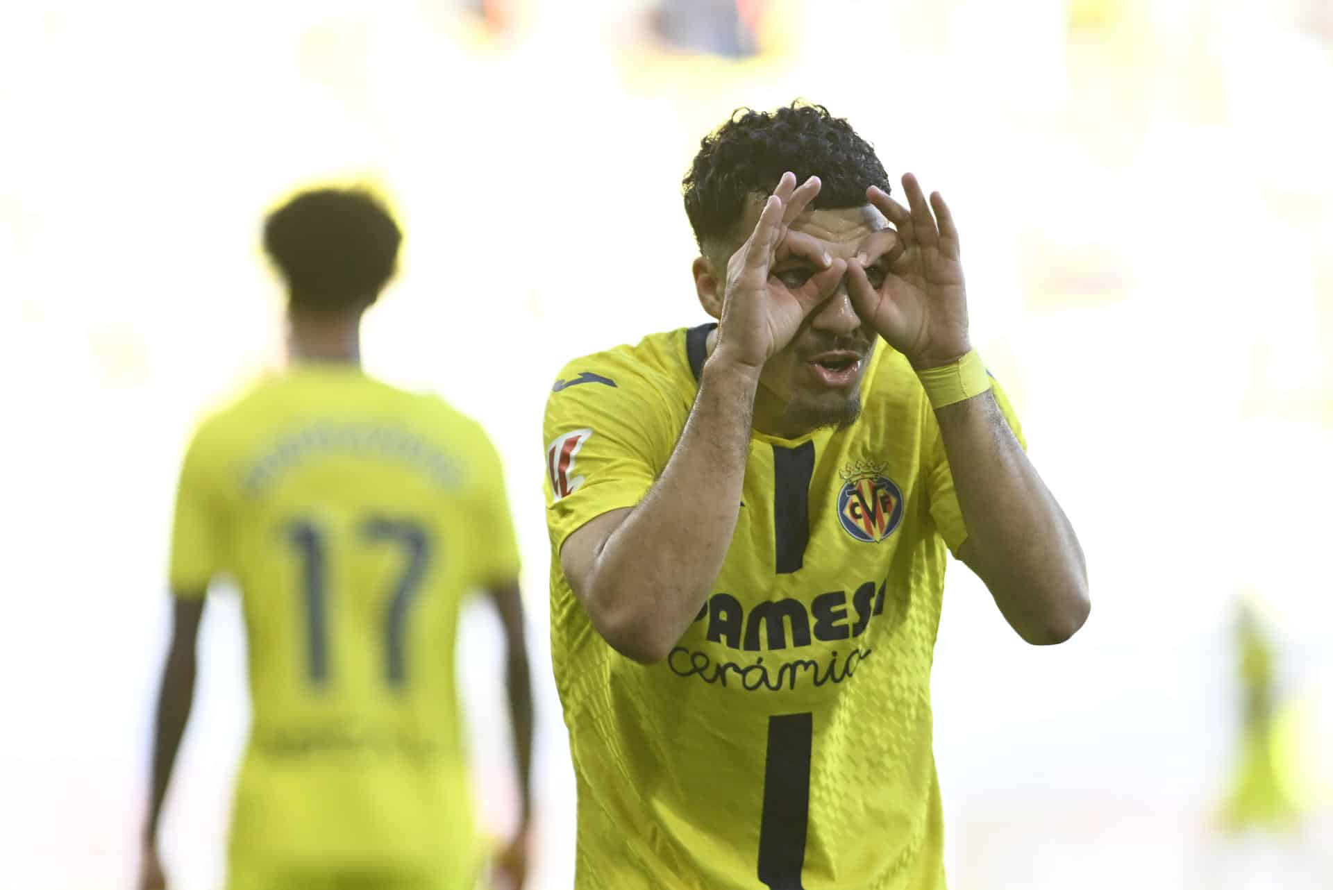 El delantero del Villarreal Georges Mikautadze, celebra su gol contra el Getafe, durante el partido de la jornada 13 de LaLiga EA Sports entre el Villarreal y el Getafe, disputado en el Estadio de la Cerámica de Vila-Real (Castellón). EFE/ Andreu Esteban