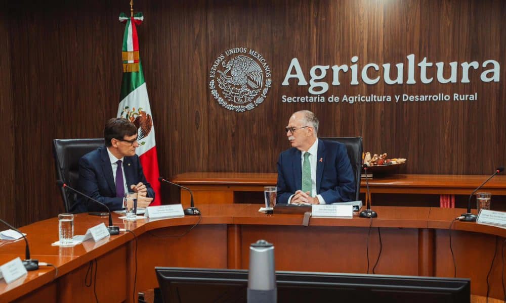 Fotografía cedida por el Gobierno de Cataluña de su presidente, Salvador Illa (i), hablando junto al titular de la Secretaría de Agricultura y Desarrollo Rural del Gobierno de México, Julio Berdegué, durante una reunión este miércoles, en Ciudad de México (México). EFE/Gobierno de Cataluña /Arnau Carbonel/SOLO USO EDITORIAL/NO VENTAS/SOLO DISPONIBLE PARA ILUSTRAR LA NOTICIA QUE ACOMPAÑA (CRÉDITO OBLIGATORIO)