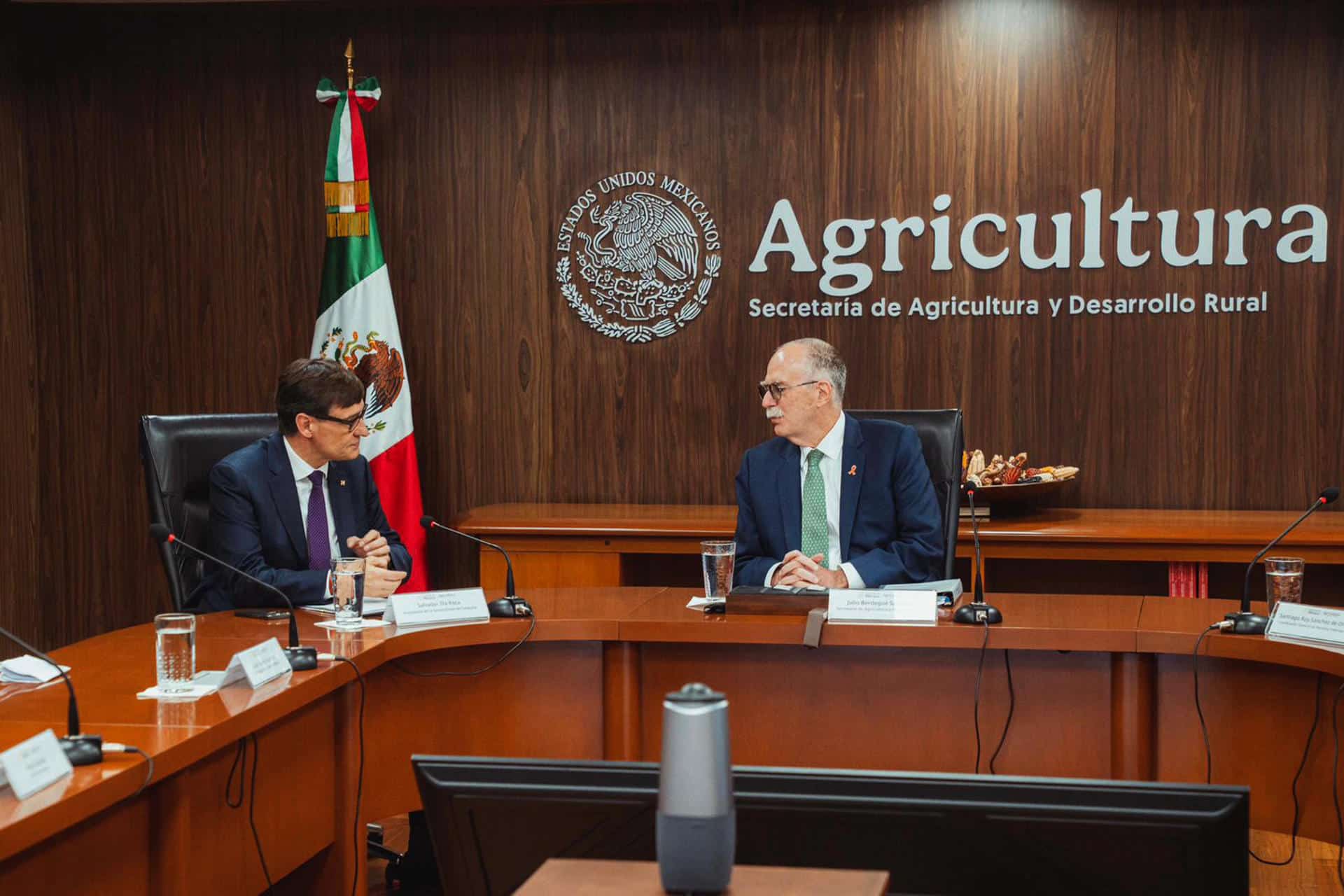 Fotografía cedida por el Gobierno de Cataluña de su presidente, Salvador Illa (i), hablando junto al titular de la Secretaría de Agricultura y Desarrollo Rural del Gobierno de México, Julio Berdegué, durante una reunión este miércoles, en Ciudad de México (México). EFE/Gobierno de Cataluña /Arnau Carbonel/SOLO USO EDITORIAL/NO VENTAS/SOLO DISPONIBLE PARA ILUSTRAR LA NOTICIA QUE ACOMPAÑA (CRÉDITO OBLIGATORIO)