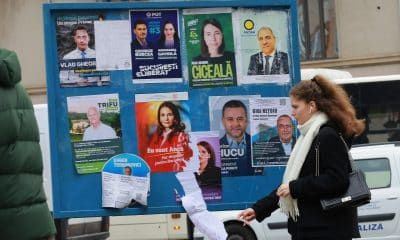 Una joven rumana pasa por un cartel que muestra los carteles de campaña de los candidatos a alcalde de la capital rumana, en el centro de Bucarest, Rumanía, 5 de diciembre de 2025. 
 EFE/EPA/ROBERT GHEMENT