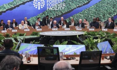 Fotografía de archivo del 06 de Noviembre de 2025 que muestra al presidente de Brasil, Luiz Inácio Lula da Silva (c), hablando durante el lanzamiento del Fondo Bosques Tropicales para Siempre (TFFF) durante la cumbre de líderes de la COP30, en Belém (Brasil). EFE/ André Coelho/ ARCHIVO