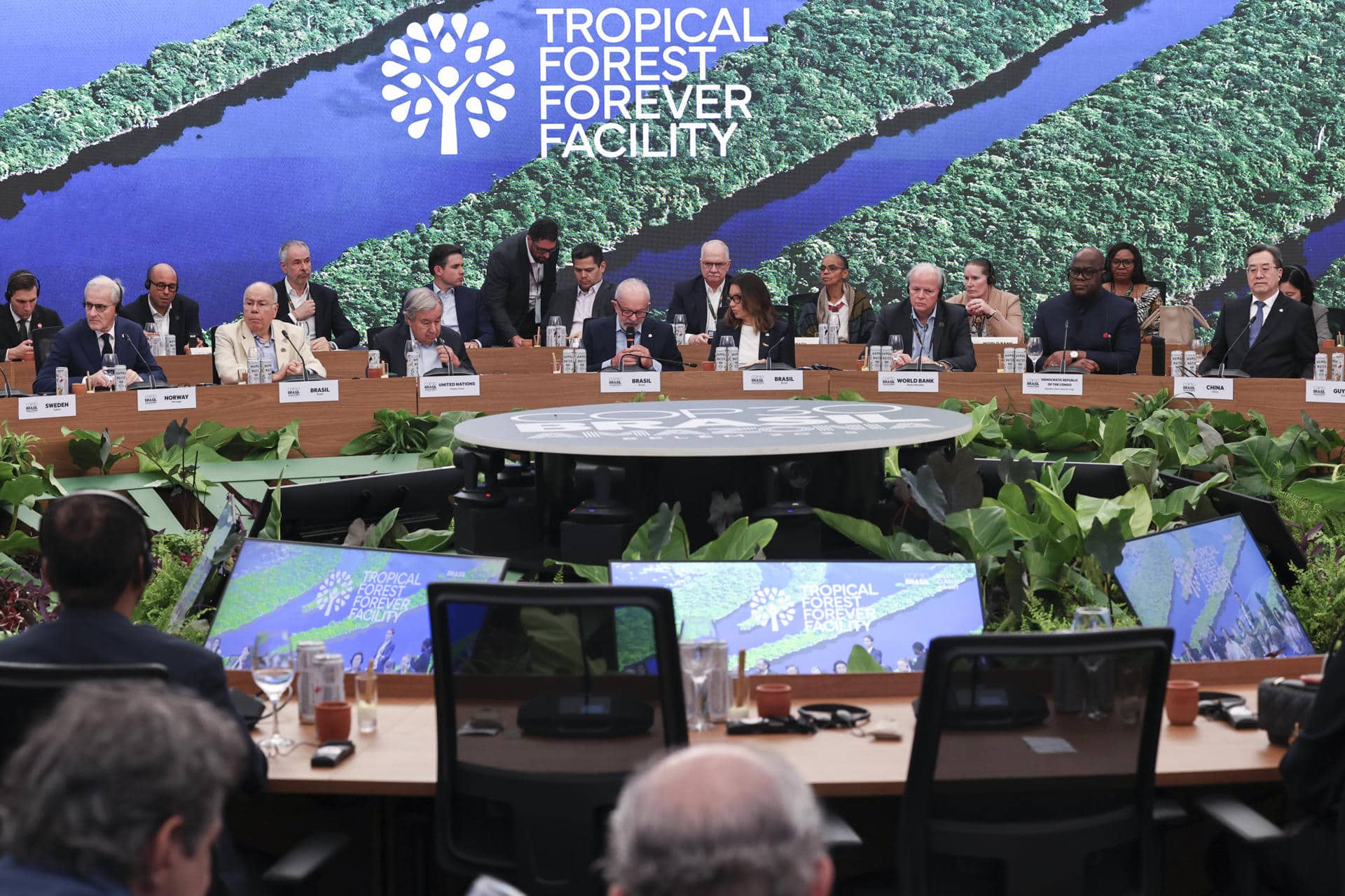 Fotografía de archivo del 06 de Noviembre de 2025 que muestra al presidente de Brasil, Luiz Inácio Lula da Silva (c), hablando durante el lanzamiento del Fondo Bosques Tropicales para Siempre (TFFF) durante la cumbre de líderes de la COP30, en Belém (Brasil). EFE/ André Coelho/ ARCHIVO