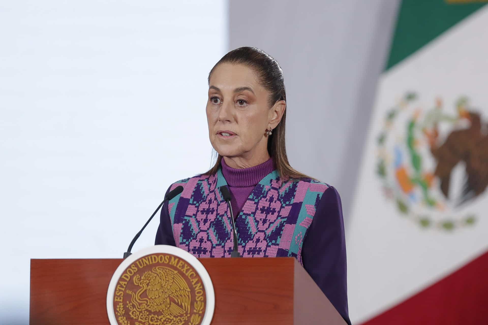 La presidenta de México,  Claudia Sheinbaum, habla en una rueda de prensa este miércoles, en el Palacio Nacional de la Ciudad de México (México). EFE/ Isaac Esquivel