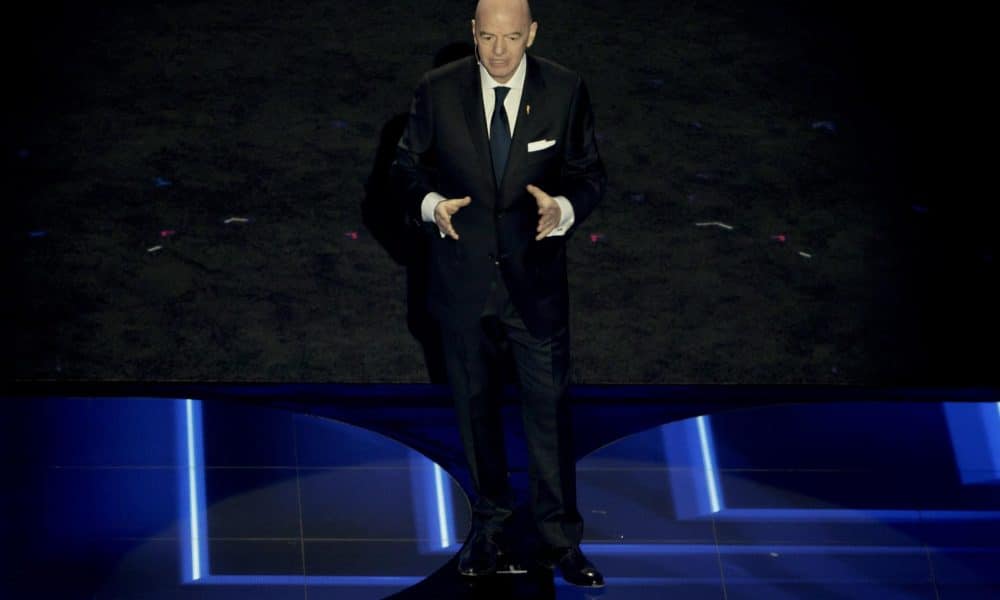 El presidente de la FIFA, Giovanni Infantino, se dirige al público durante el sorteo de la Final de la Copa Mundial de la FIFA 2026. EFE/EPA/SHAWN THEW