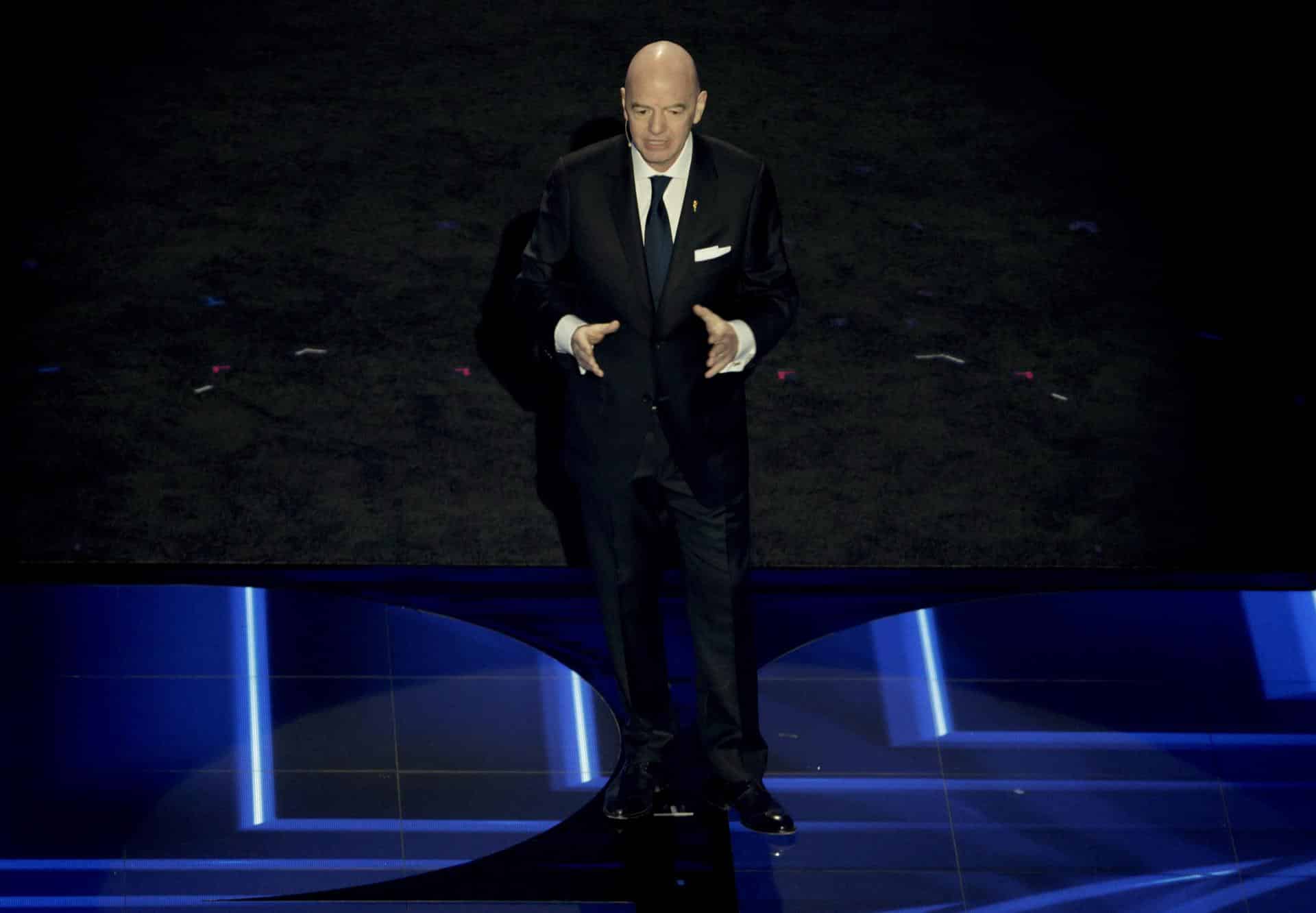 El presidente de la FIFA, Giovanni Infantino, se dirige al público durante el sorteo de la Final de la Copa Mundial de la FIFA 2026. EFE/EPA/SHAWN THEW