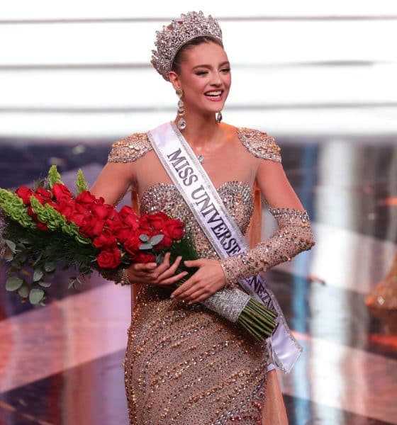 La representante del estado Miranda, Clara Vegas Goetz, sostiene un ramo de flores luego ganar el concurso de belleza Miss Venezuela este jueves, en Caracas (Venezuela). EFE/ Ronald Peña R