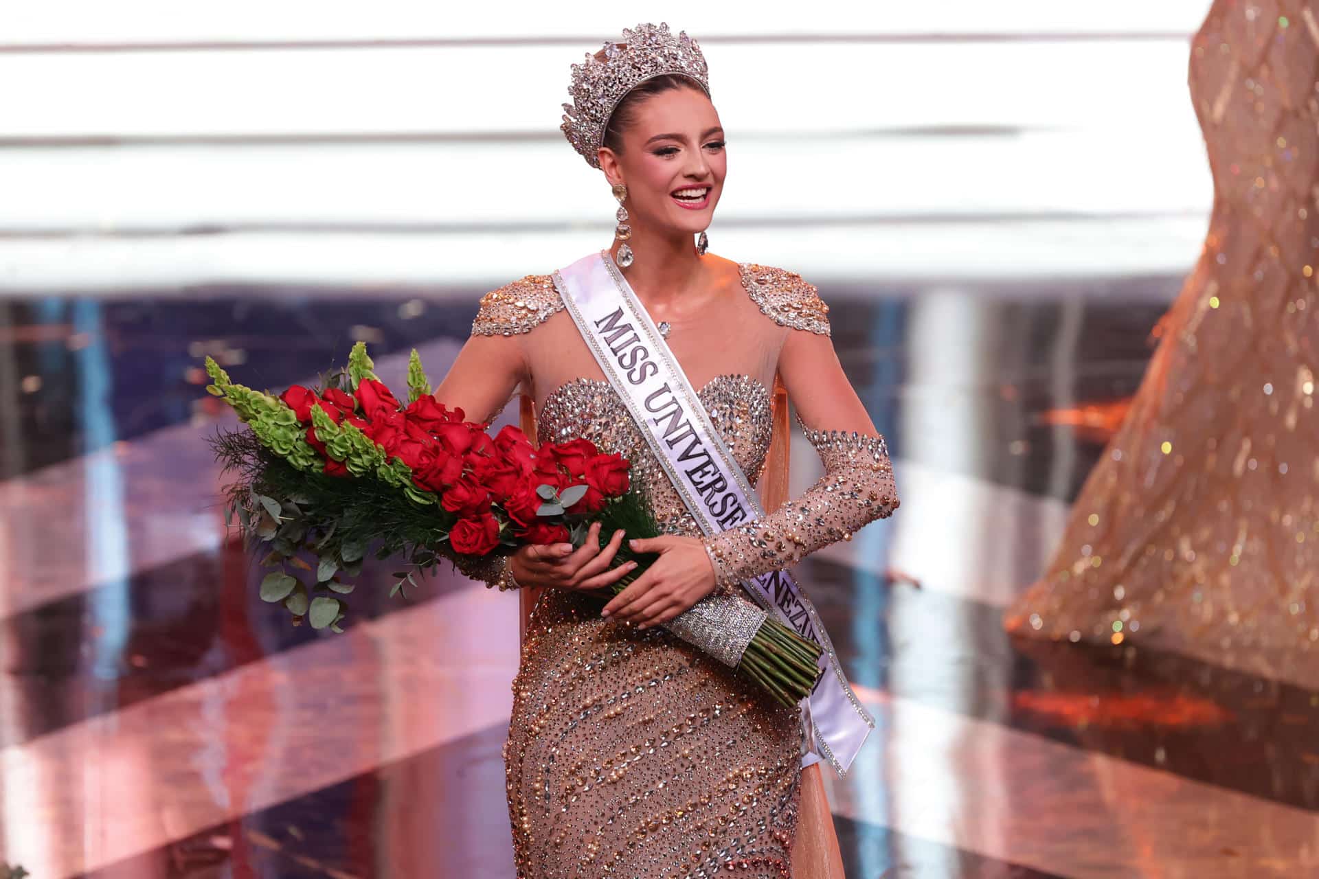 La representante del estado Miranda, Clara Vegas Goetz, sostiene un ramo de flores luego ganar el concurso de belleza Miss Venezuela este jueves, en Caracas (Venezuela). EFE/ Ronald Peña R