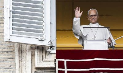 El papa León XIV saluda este viernes durante el tradicional rezo del ángelus por San Esteban, desde su balcón del palacio apostólico en la plaza de San Pedro del Vaticano. EFE/EPA/ANGELO CARCONI
