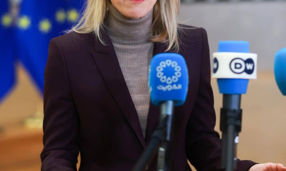 La alta representante de la Unión Europea para Asuntos Exteriores y Política de Seguridad, Kaja Kallas, habla con los medios durante un Consejo de Asuntos Exteriores de la UE en Bruselas, Bélgica, el 15 de diciembre de 2025. EFE/EPA/OLIVIER HOSLET