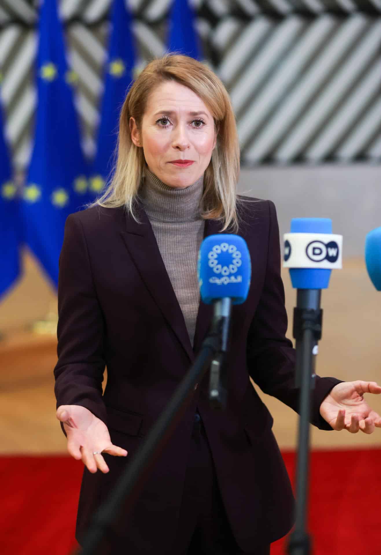 La alta representante de la Unión Europea para Asuntos Exteriores y Política de Seguridad, Kaja Kallas, habla con los medios durante un Consejo de Asuntos Exteriores de la UE en Bruselas, Bélgica, el 15 de diciembre de 2025. EFE/EPA/OLIVIER HOSLET