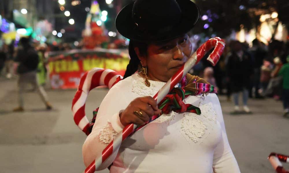 Una mujer aimara participan en un desfile navideño este miércoles, en La Paz (Bolivia). Vestidos de Papá  Noel, el Grinch, de duendes, pastores o muñecos de nieve, miles de comerciantes y artesanos llenaron este miércoles de color y alegría las calles de La Paz en un desfile con el que se inauguró la temporada navideña en esta ciudad de Bolivia. EFE/ Luis Gandarillas