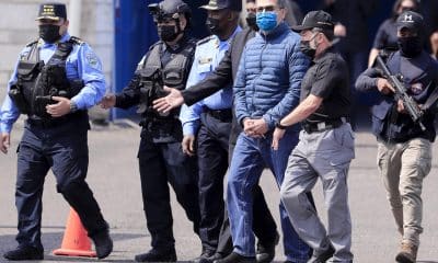 Fotografía de archivo que muestra al expresidente hondureño Juan Orlando Hernández (c) mientras es extraditado a los Estados Unidos, el 21 de abril de 2022 en la base aérea Hernán Acosta de Tegucigalpa (Honduras). EFE/ Gustavo Amador