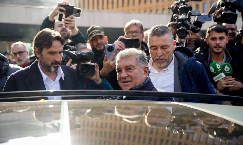 El presidente del Barcelona, Joan Laporta (c) en foto de archivo de Alejandro García. EFE