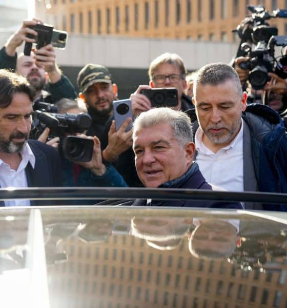 El presidente del Barcelona, Joan Laporta (c) en foto de archivo de Alejandro García. EFE