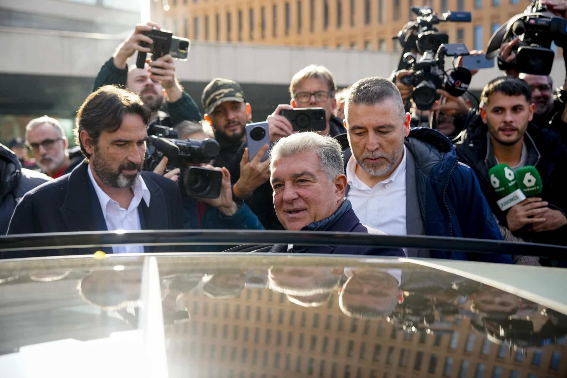 El presidente del Barcelona, Joan Laporta (c) en foto de archivo de Alejandro García. EFE