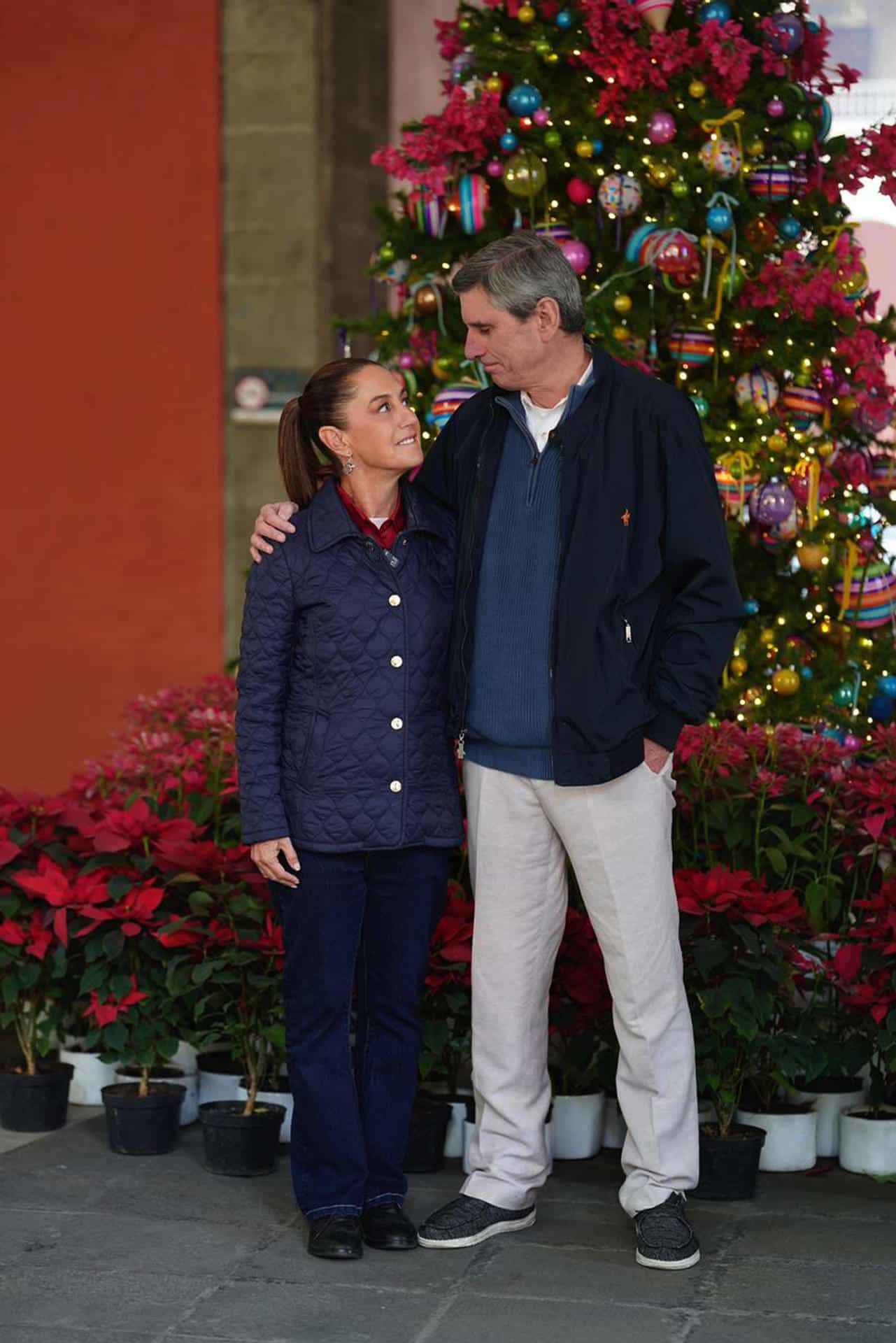 Fotografía cedida por la Presidencia de México de su mandataria Claudia Sheinbaum (i) y su esposo José María Tarriba (d) posando este miércoles, en Palacio Nacional de la Ciudad de México (México). EFE/ Presidencia de México/ SOLO USO EDITORIAL/NO VENTAS/SOLO DISPONIBLE PARA ILUSTRAR LA NOTICIA QUE ACOMPAÑA (CRÉDITO OBLIGATORIO)