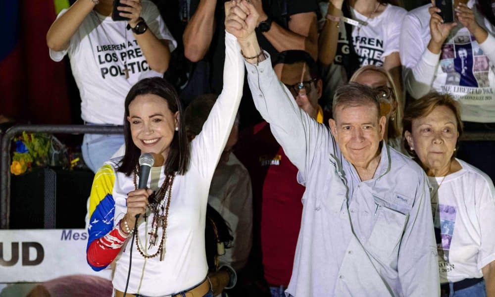 Fotografía de archivo que muestra a los líderes opositores de Venezuela María Corina Machado (i) y Edmundo González Urrutia saludando a simpatizantes en un evento de campaña, en Caracas (Venezuela).EFE/ Ronald Peña R. ARCHIVO