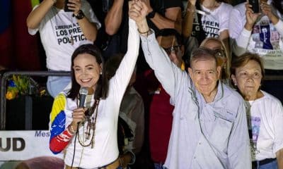 Fotografía de archivo que muestra a los líderes opositores de Venezuela María Corina Machado (i) y Edmundo González Urrutia saludando a simpatizantes en un evento de campaña, en Caracas (Venezuela).EFE/ Ronald Peña R. ARCHIVO