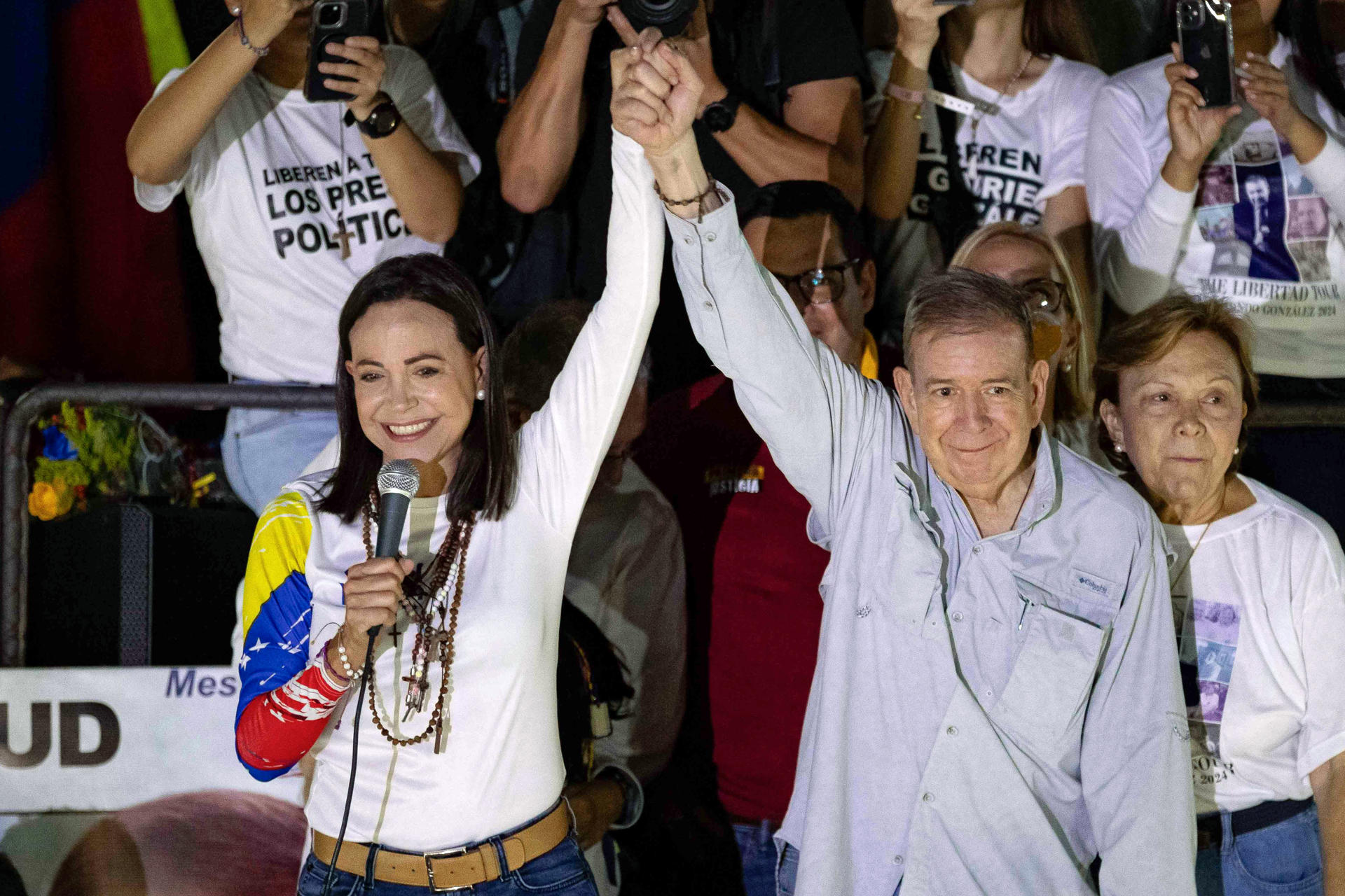 Fotografía de archivo que muestra a los líderes opositores de Venezuela María Corina Machado (i) y Edmundo González Urrutia saludando a simpatizantes en un evento de campaña, en Caracas (Venezuela).EFE/ Ronald Peña R. ARCHIVO