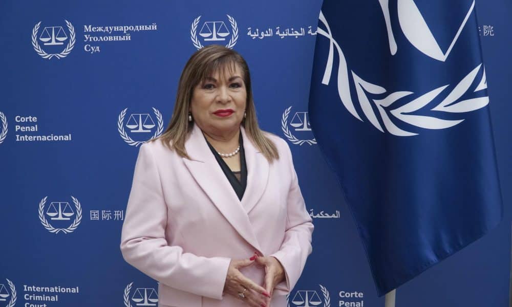 La jueza peruana de la Corte Penal Internacional (CPI) Luz del Carmen Ibáñez Carranza, sancionada por Estados Unidos y condenada a prisión por Rusia, denuncia que Washington la ha metido en la misma lista que "Osama bin Laden y el Chapo Guzmán", lo que le impide usar tarjetas de crédito, reservar hoteles o pedir un Uber. Nunca pensé que la administración norteamericana, después de 43 años de ejercicio judicial, me comparara o me pusiera en la misma línea que Osama Bin Laden y el Chapo Guzmán", afirma Ibáñez en una entrevista con EFE en la sede de la CPI en La Haya. EFE/ Imane Rachidi