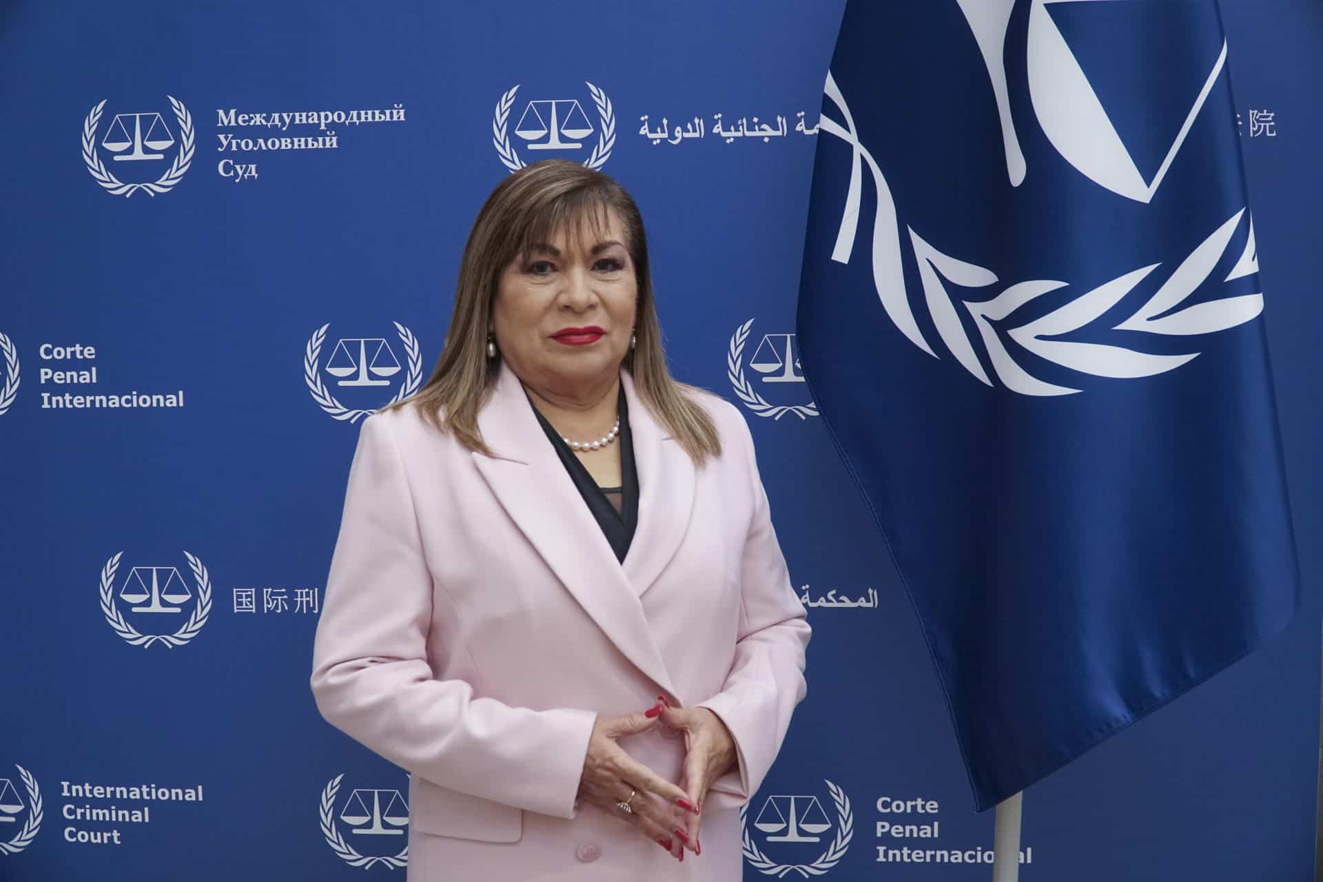 La jueza peruana de la Corte Penal Internacional (CPI) Luz del Carmen Ibáñez Carranza, sancionada por Estados Unidos y condenada a prisión por Rusia, denuncia que Washington la ha metido en la misma lista que "Osama bin Laden y el Chapo Guzmán", lo que le impide usar tarjetas de crédito, reservar hoteles o pedir un Uber. Nunca pensé que la administración norteamericana, después de 43 años de ejercicio judicial, me comparara o me pusiera en la misma línea que Osama Bin Laden y el Chapo Guzmán", afirma Ibáñez en una entrevista con EFE en la sede de la CPI en La Haya. EFE/ Imane Rachidi