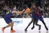 Laprovittola (i), Cale (d) durante el partido correspondiente a la décimo quinta jornada de la fase regular de la LIGA ENDESA entre el Barça y el Joventut Badalona. EFE/Enric Fontcuberta.
