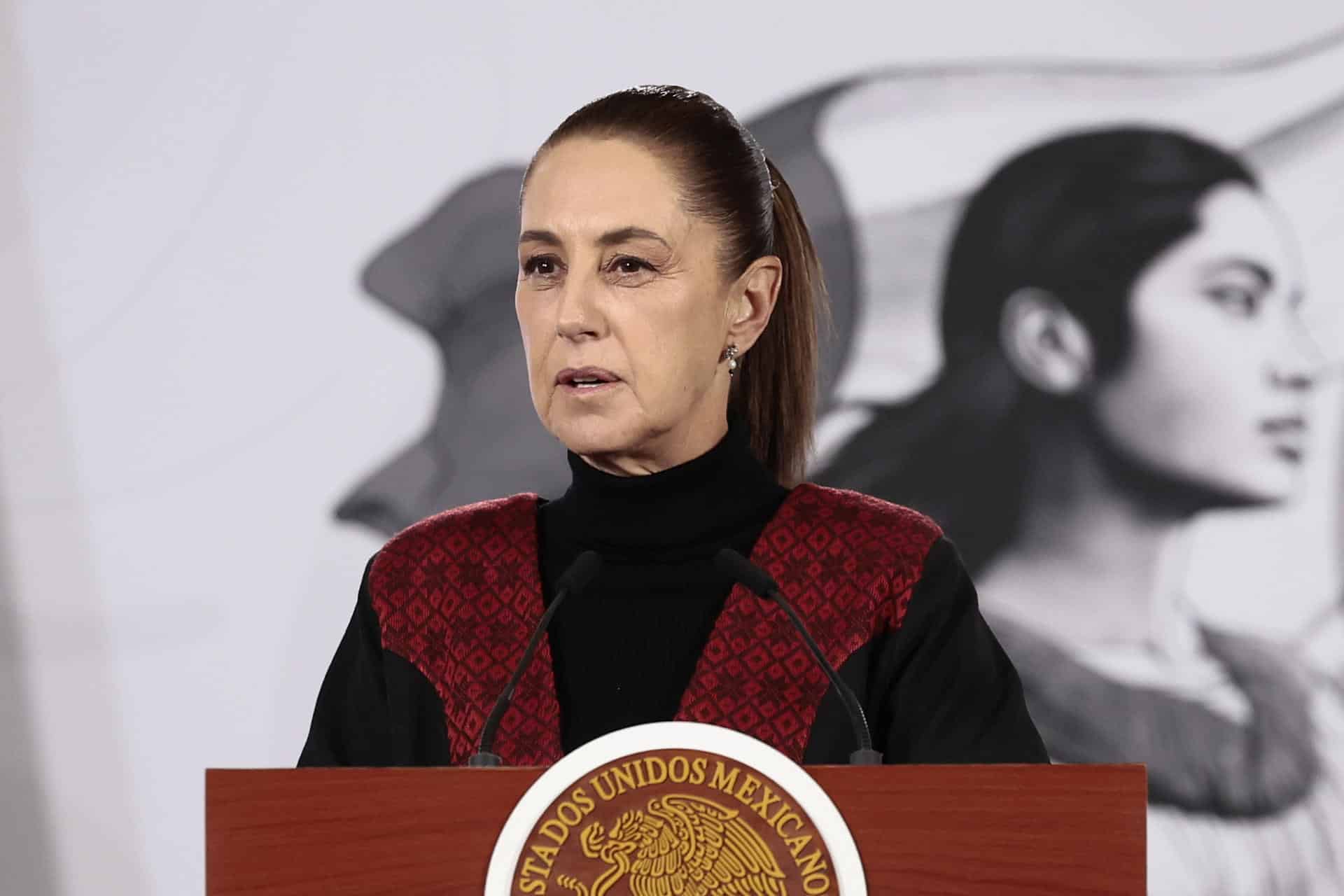 La presidenta de México, Claudia Sheinbaum, participa en una rueda de prensa este martes, en el Palacio Nacional, en Ciudad de México (México). EFE/José Méndez