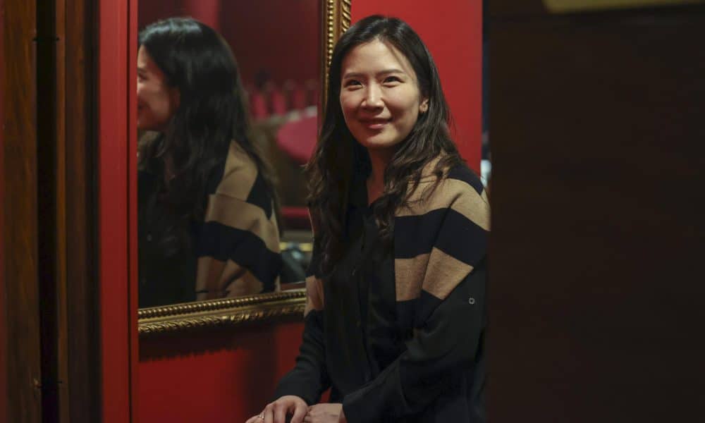 La surcoreana Eun Sun Kim, directora de orquesta de la nueva producción de Carmen en el Teatro Real de Madrid, en una entrevista con EFE EFE/Víctor Lerena