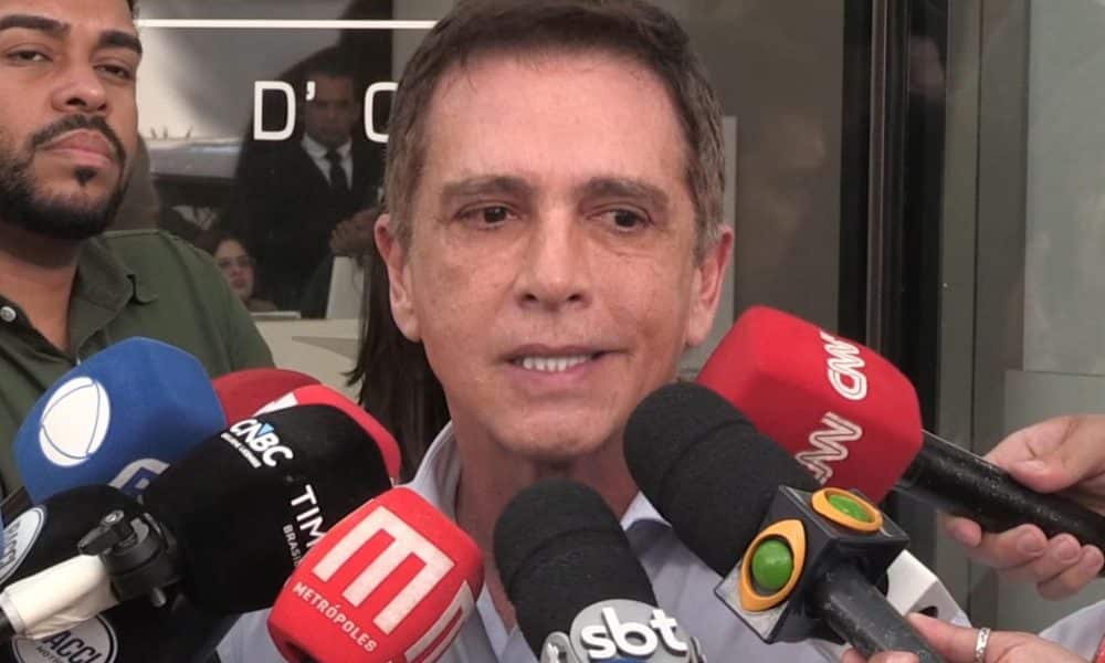 Captura de video que muestra al cardiólogo Brasil Caiado (i) hablando con periodistas este miércoles, frente al Hospital DF Star en Brasilia (Brasil). EFE/ Alex Mirkhan