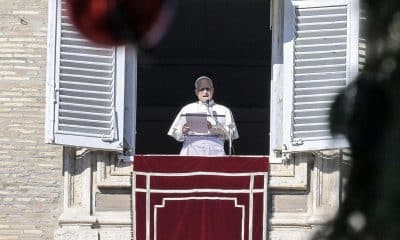 El papa León XIV dirige su oración dominical del Ángelus desde la ventana de su despacho con vistas a la plaza de San Pedro en la Ciudad del Vaticano, el 28 de diciembre de 2025. (Papa) EFE/EPA/RICCARDO ANTIMIANI
