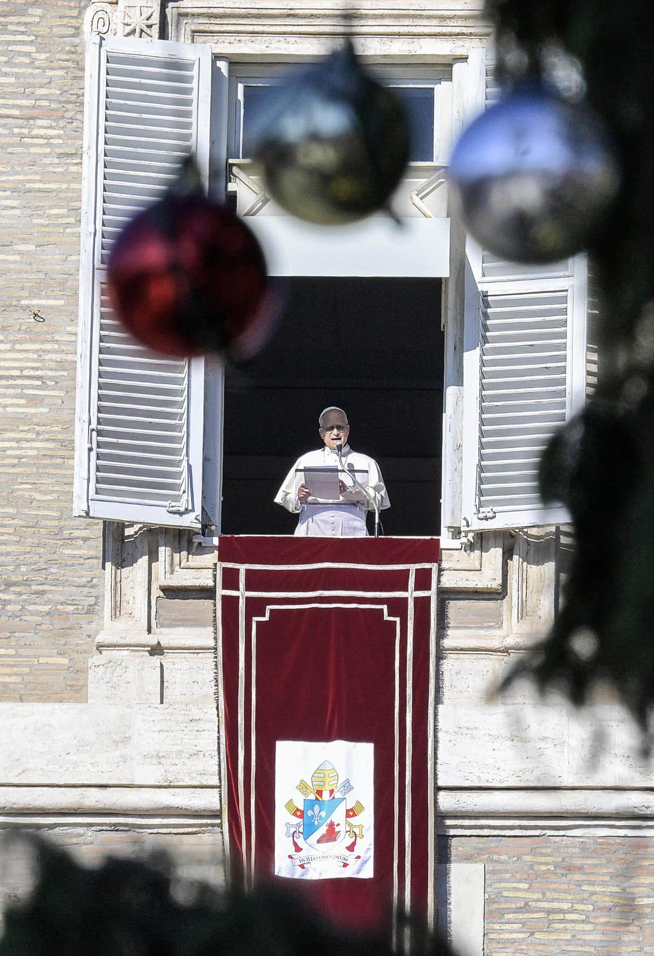 El papa León XIV dirige su oración dominical del Ángelus desde la ventana de su despacho con vistas a la plaza de San Pedro en la Ciudad del Vaticano, el 28 de diciembre de 2025. (Papa) EFE/EPA/RICCARDO ANTIMIANI