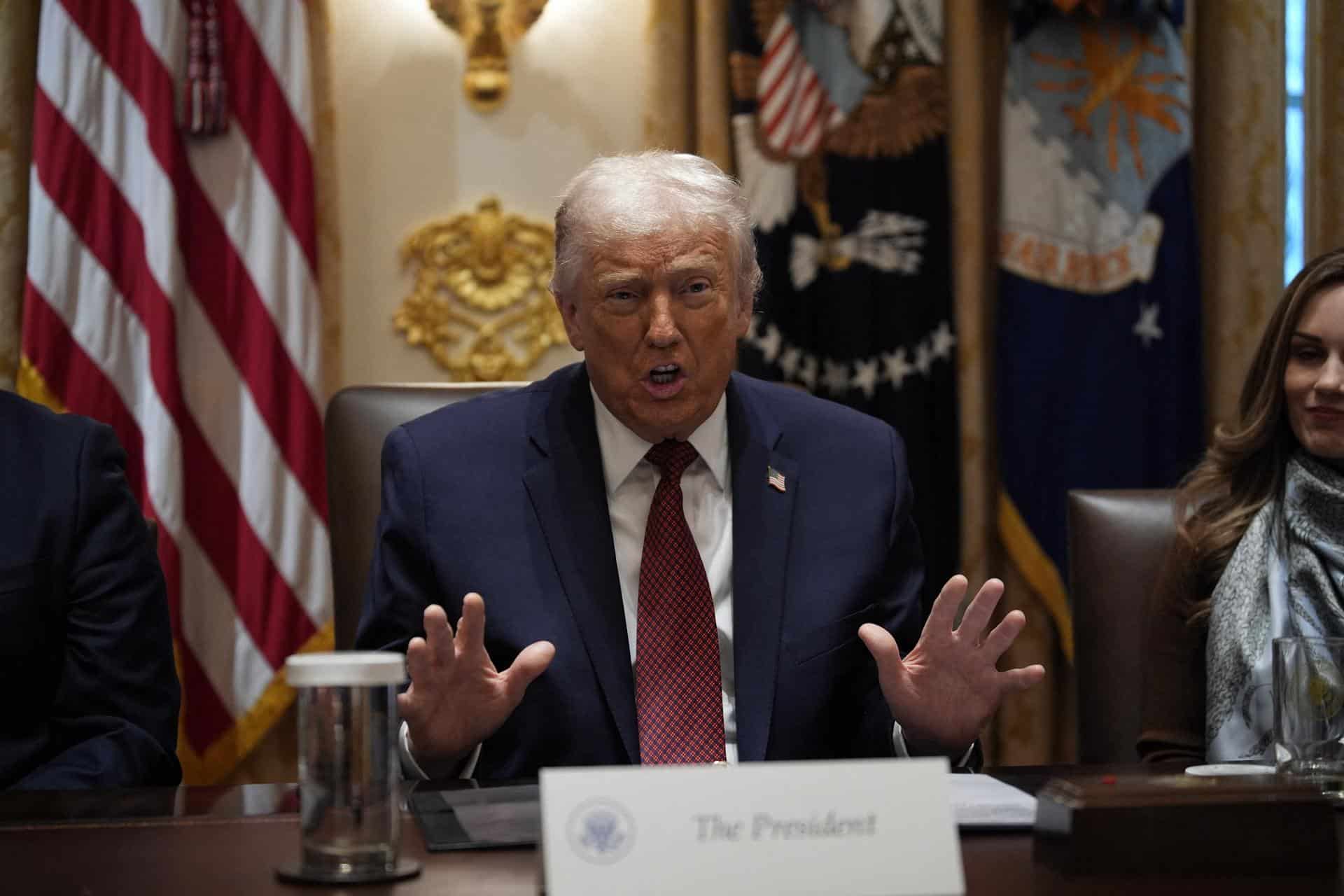 El presidente de Estados Unidos, Donald Trump, durante una mesa redonda con agricultores en la Sala del Gabinete de la Casa Blanca en Washington D. C., EE. UU., el 8 de diciembre de 2025. EFE/EPA/YURI GRIPAS / POOL