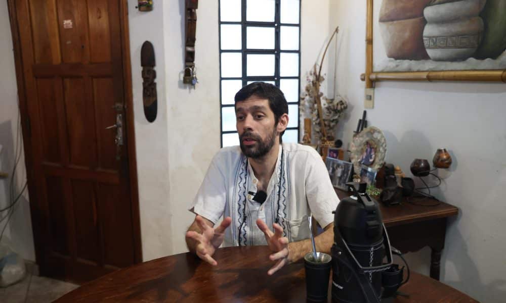 Fotografía del 10 de diciembre de 2025 del economista e investigador Luis Rojas en una entrevista con EFE, en Lambaré (Paraguay). EFE/ Juan Pablo Pino
