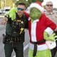Fotografía cedida por la Oficina del Sheriff del Condado de Monroe que muestra al coronel retirado Lou Caputo, disfrazado del Grinch (d), abrasando al sargento, James Hager (i), mientras supervisan el tráfico este viernes, en la zona escolar de Cayo Largo, Florida, (EE.UU.). EFE/ Andy Newman/ Oficina Sheriff Del Condado Monroe /SOLO USO EDITORIAL/ NO VENTAS/ SOLO DISPONIBLE PARA ILUSTRAR LA NOTICIA QUE ACOMPAÑA (CRÉDITO OBLIGATORIO)