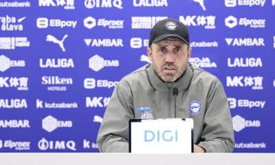 Foto de archivo de Adrián Ruiz-Hierro del entrenador del Deportivo Alaves, el argentino Eduardo 'Chacho' Coudet en rueda de prensa